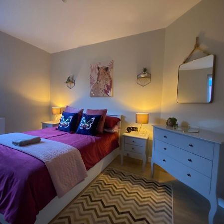 Lovely 3 Bed With Jacuzzi, Close To Airport, Driveway, Wifi Appartement Edinburgh Buitenkant foto