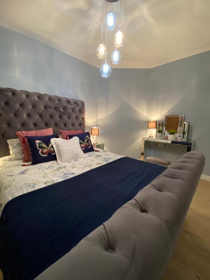 Lovely 3 Bed With Jacuzzi, Close To Airport, Driveway, Wifi Appartement Edinburgh Buitenkant foto