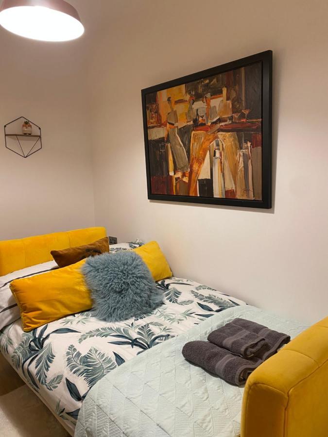 Lovely 3 Bed With Jacuzzi, Close To Airport, Driveway, Wifi Appartement Edinburgh Buitenkant foto